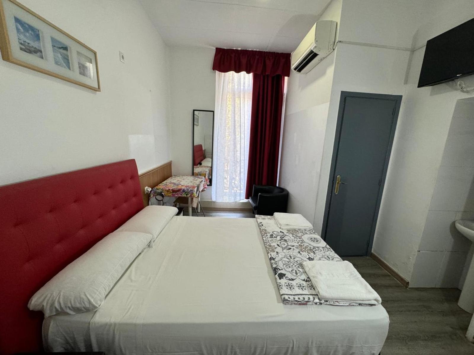 Hostal Mont Thabor Barcelona Exterior photo