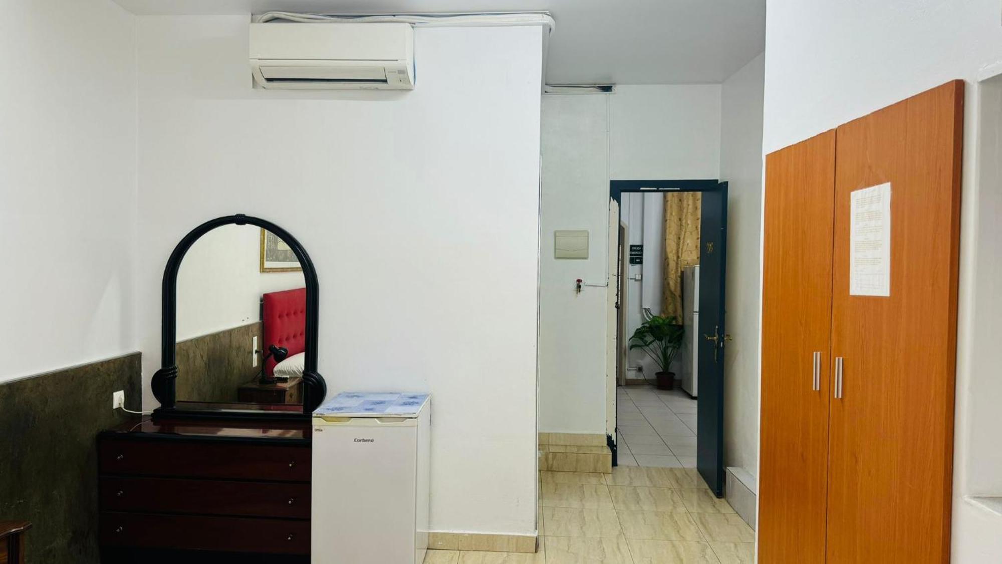 Hostal Mont Thabor Barcelona Exterior photo