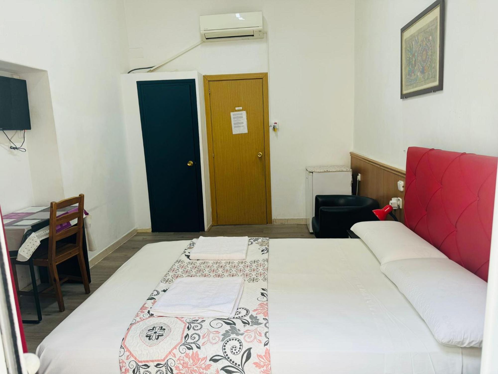Hostal Mont Thabor Barcelona Exterior photo