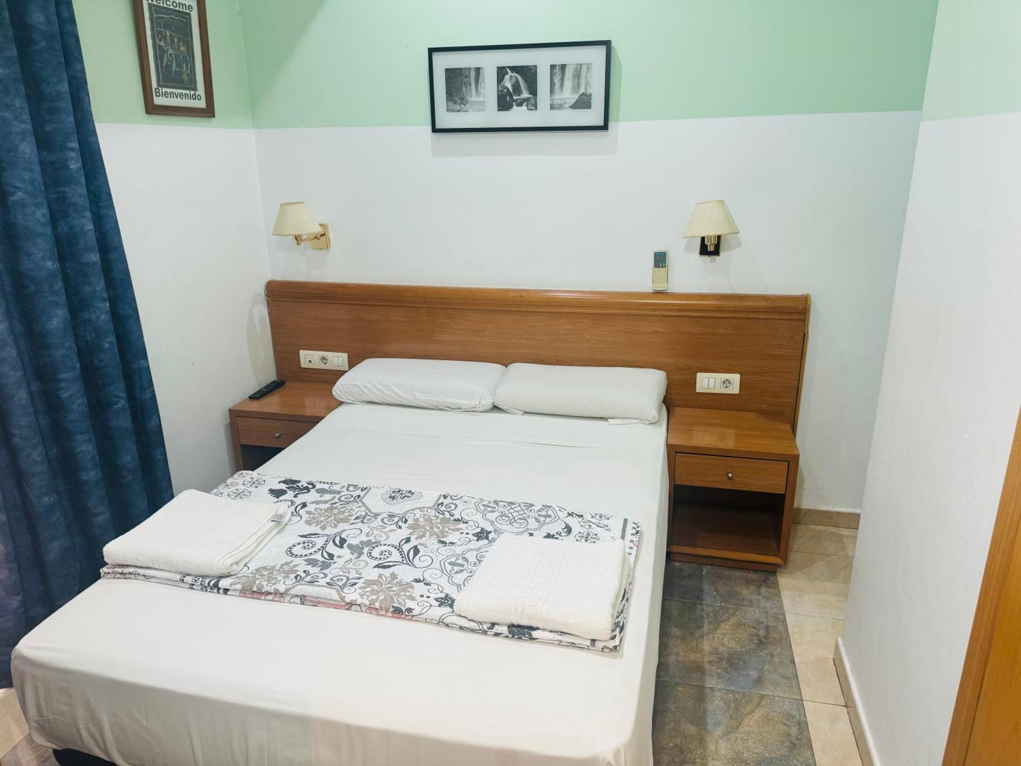 Hostal Mont Thabor Barcelona Exterior photo
