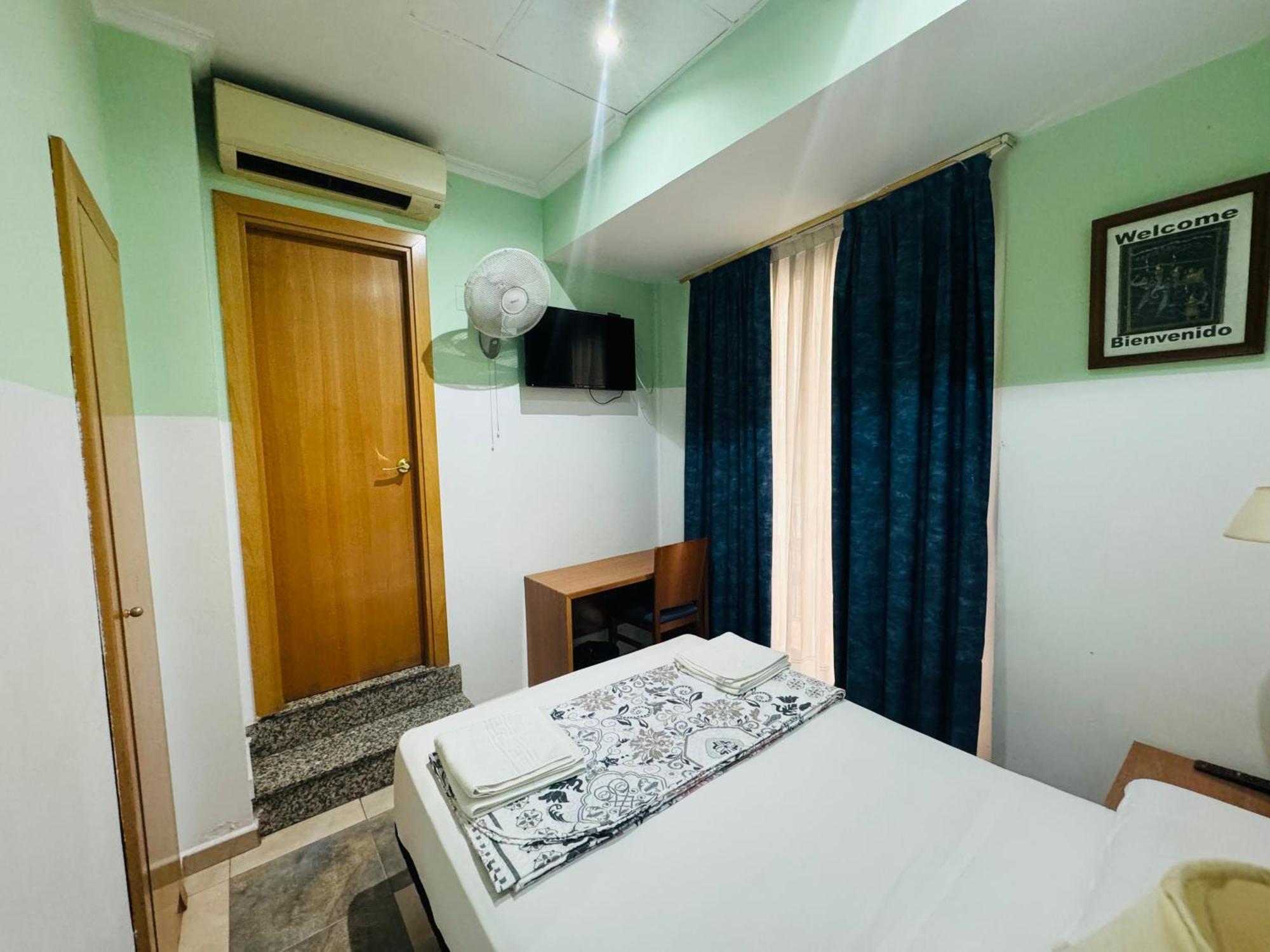 Hostal Mont Thabor Barcelona Exterior photo
