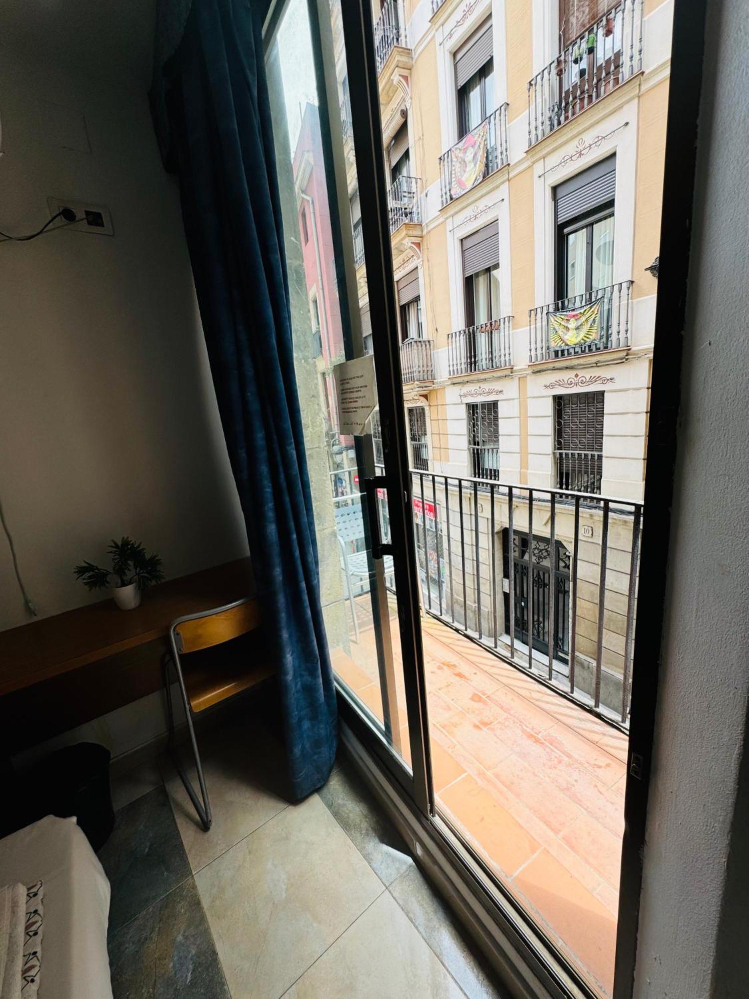 Hostal Mont Thabor Barcelona Exterior photo