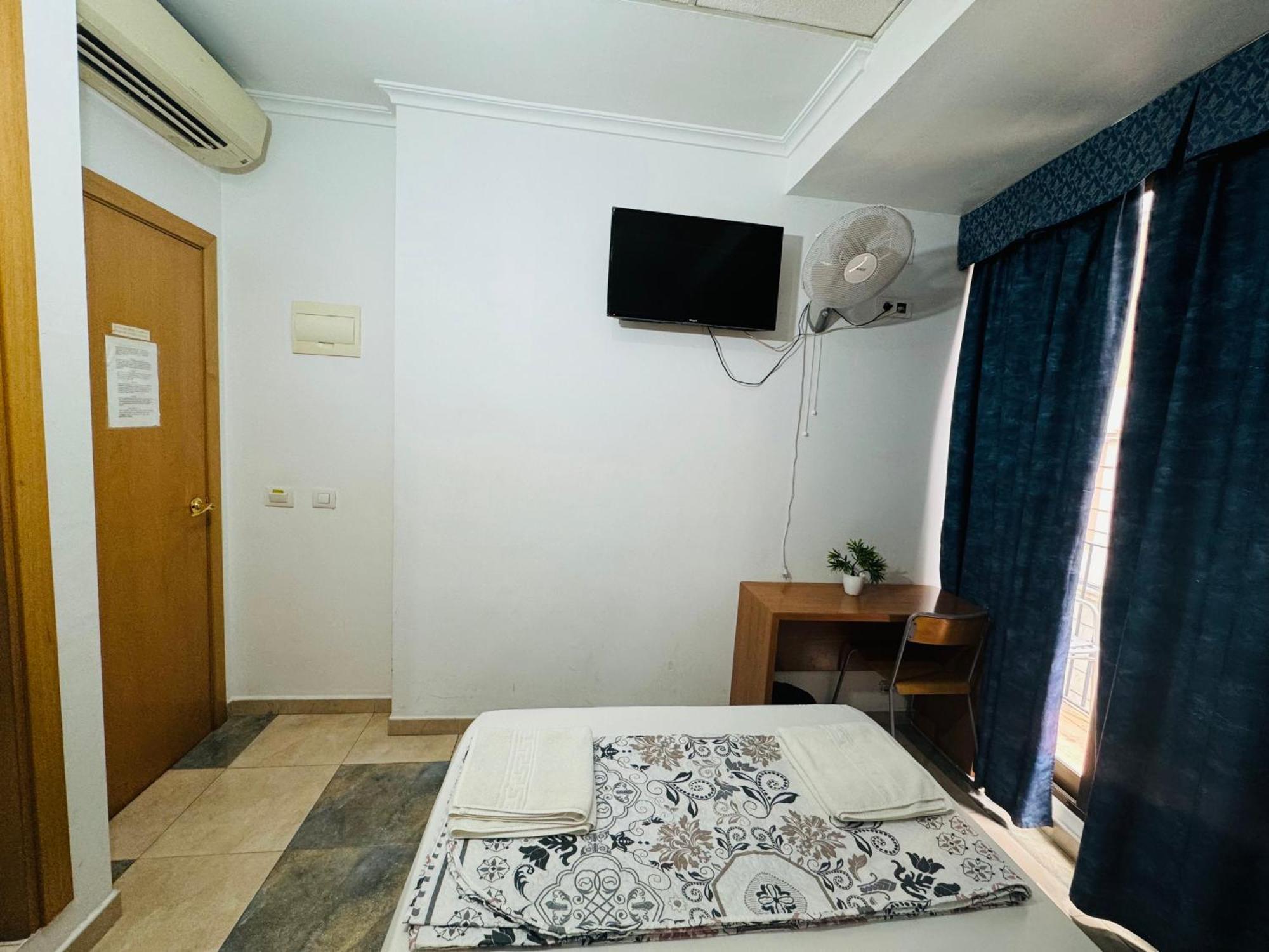 Hostal Mont Thabor Barcelona Exterior photo