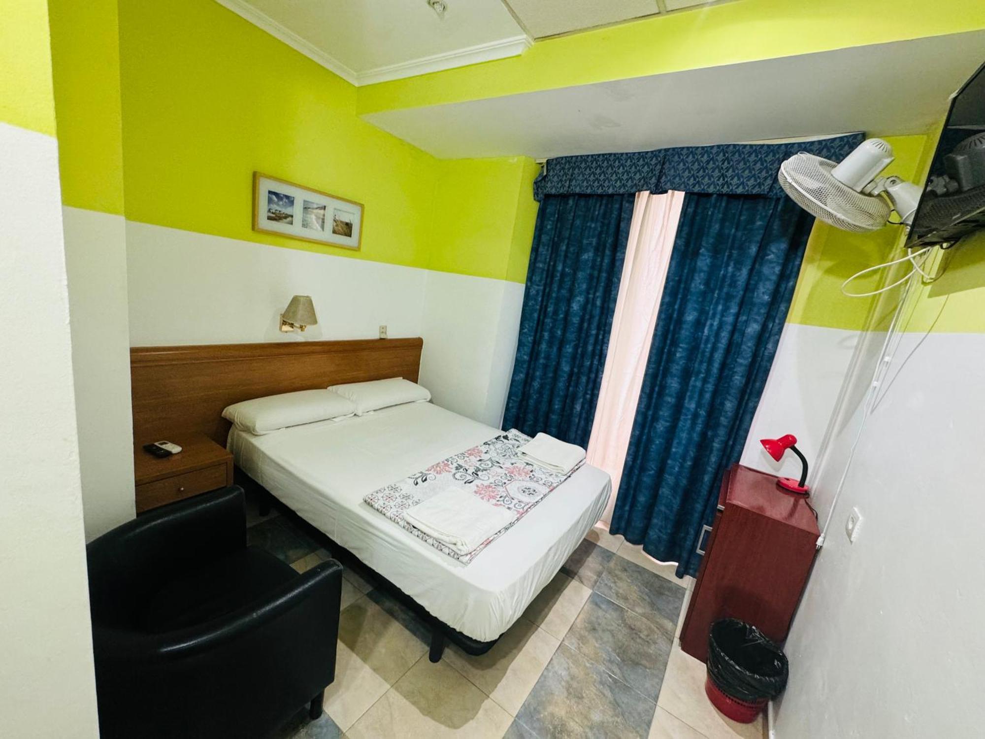 Hostal Mont Thabor Barcelona Exterior photo
