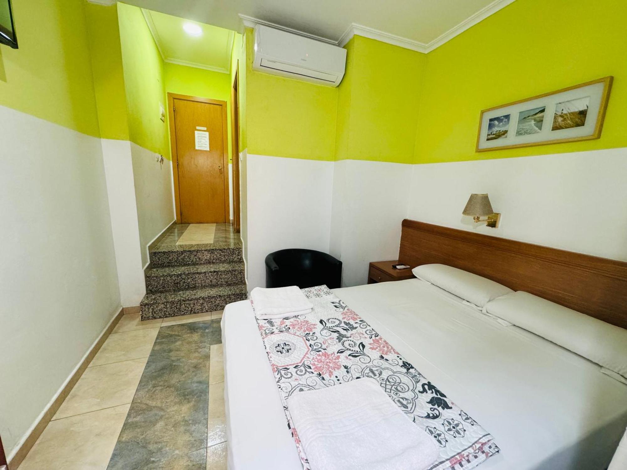 Hostal Mont Thabor Barcelona Exterior photo