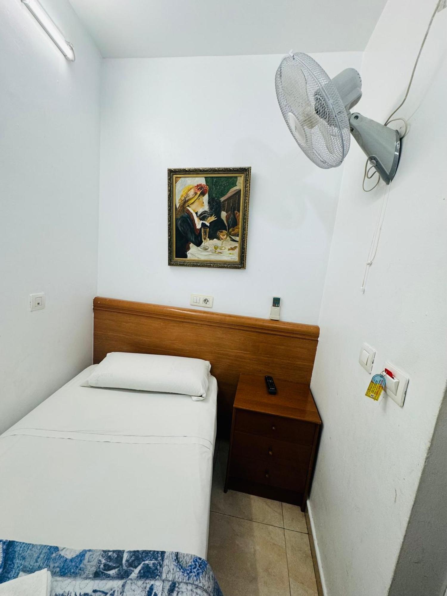 Hostal Mont Thabor Barcelona Exterior photo