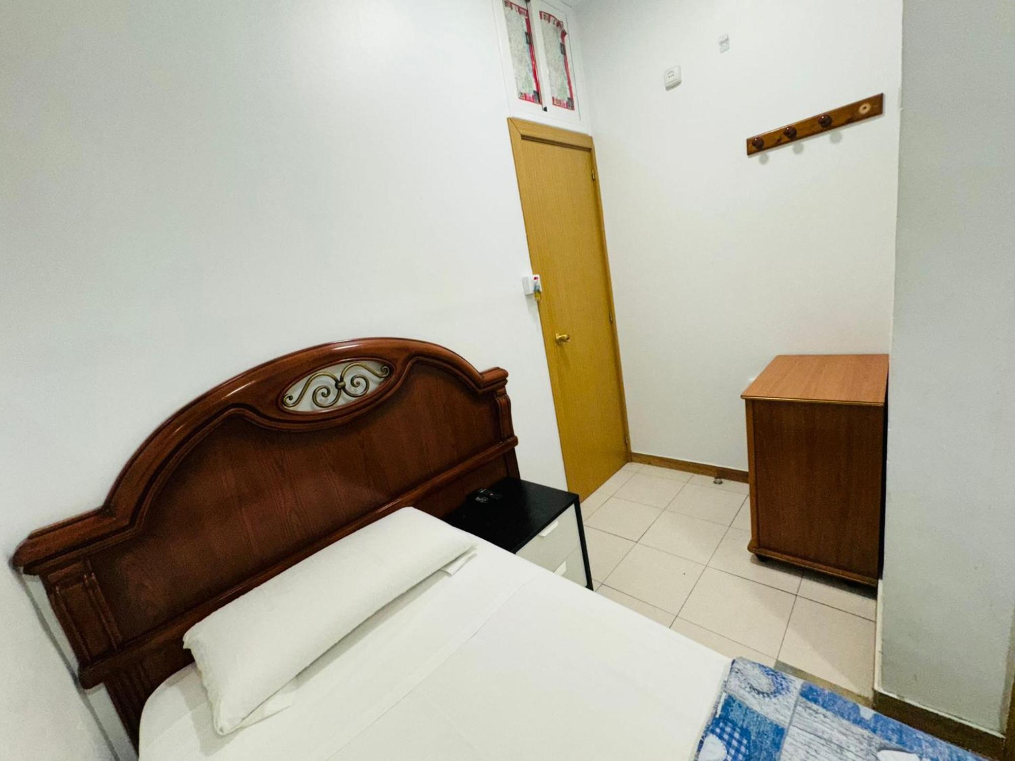 Hostal Mont Thabor Barcelona Exterior photo