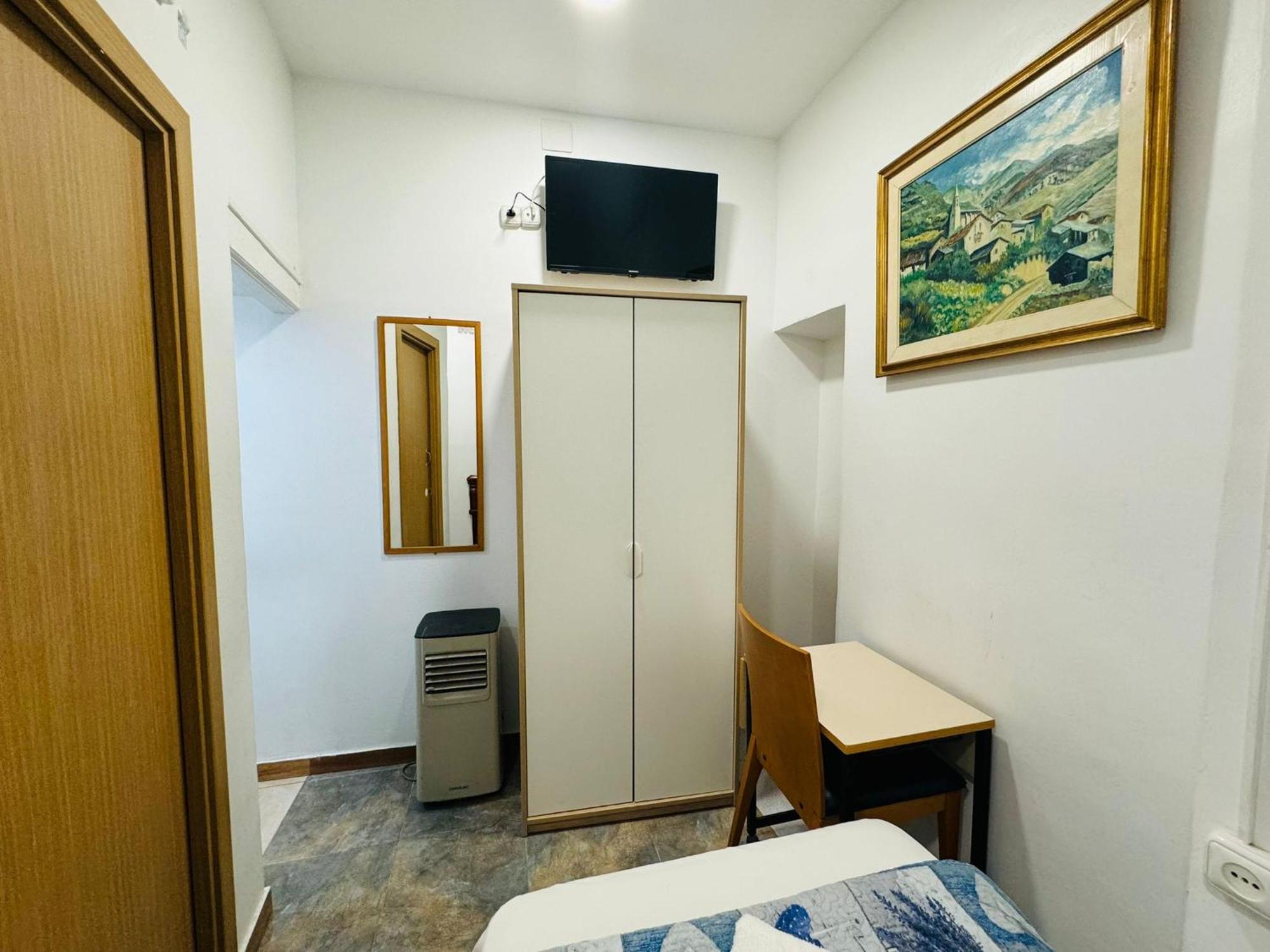 Hostal Mont Thabor Barcelona Exterior photo