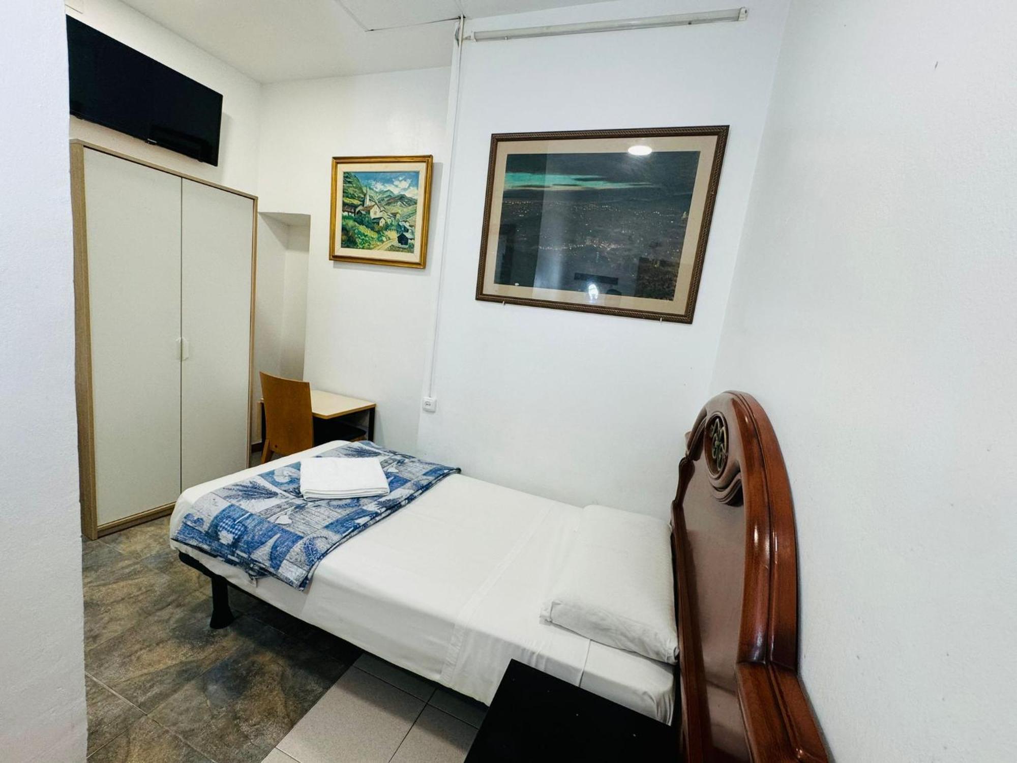 Hostal Mont Thabor Barcelona Exterior photo
