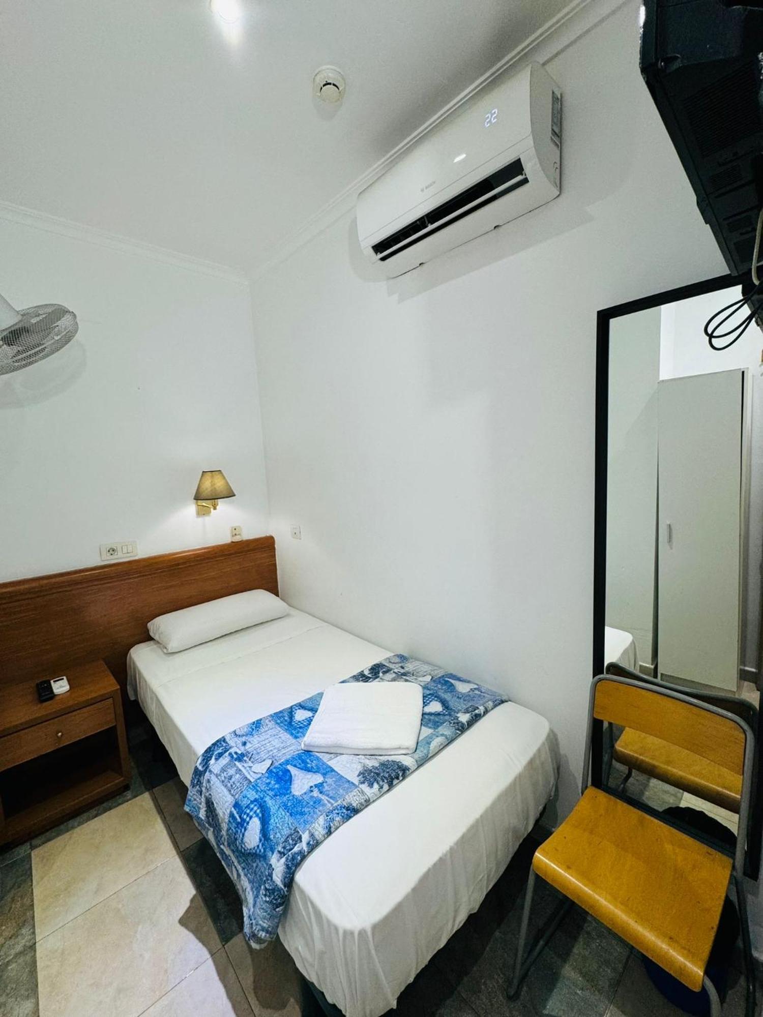 Hostal Mont Thabor Barcelona Exterior photo