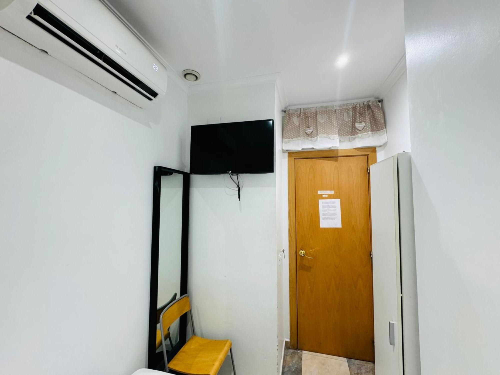 Hostal Mont Thabor Barcelona Exterior photo