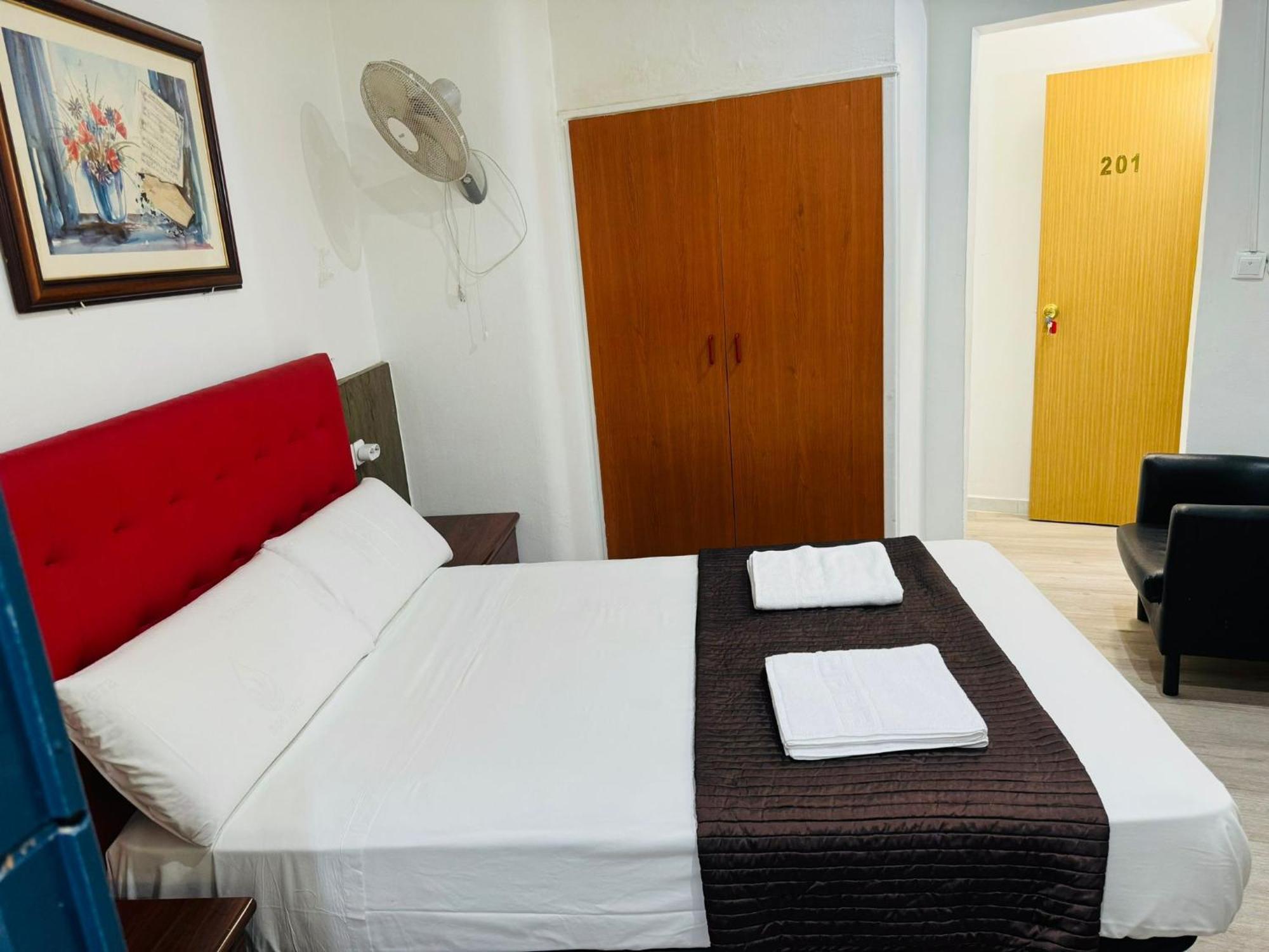 Hostal Mont Thabor Barcelona Exterior photo