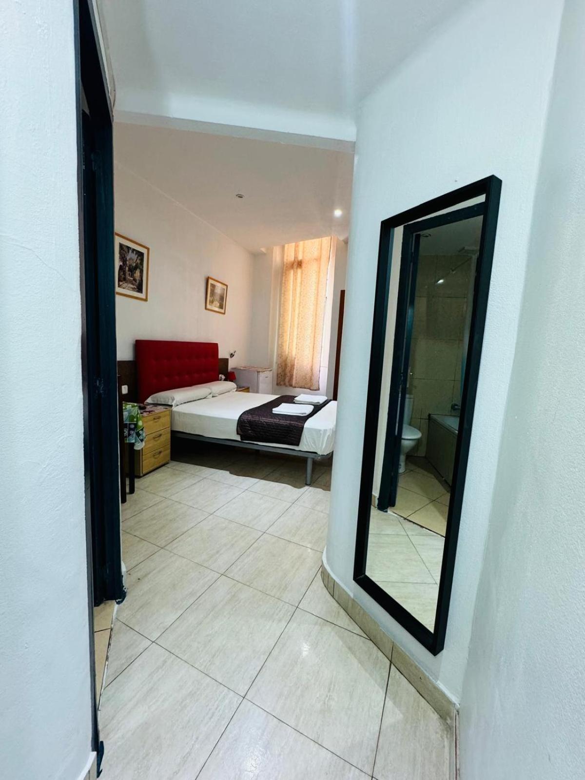 Hostal Mont Thabor Barcelona Exterior photo