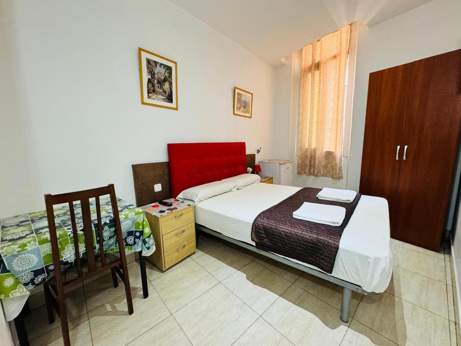 Hostal Mont Thabor Barcelona Exterior photo