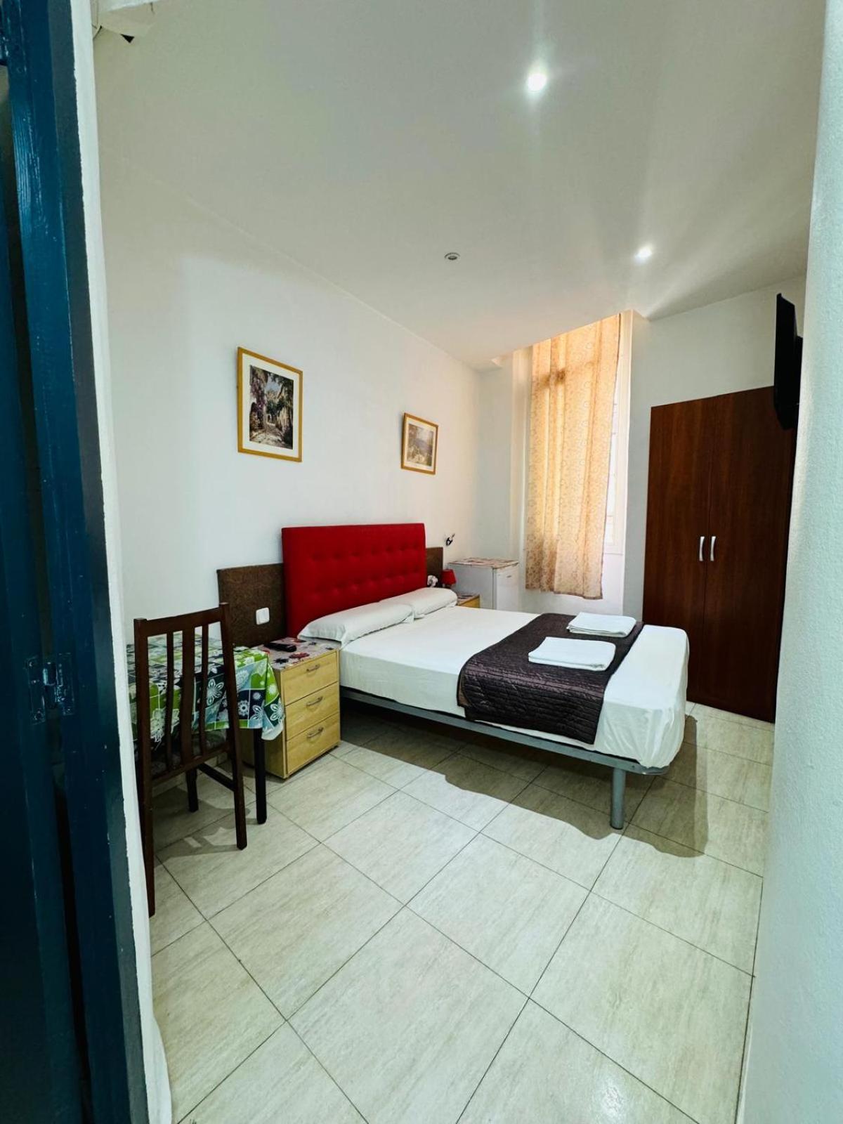 Hostal Mont Thabor Barcelona Exterior photo