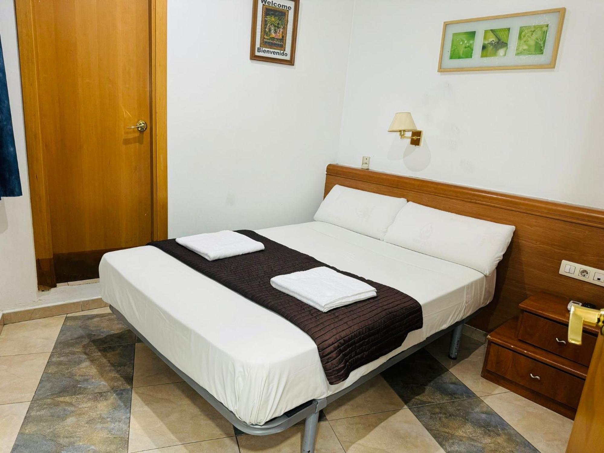 Hostal Mont Thabor Barcelona Exterior photo