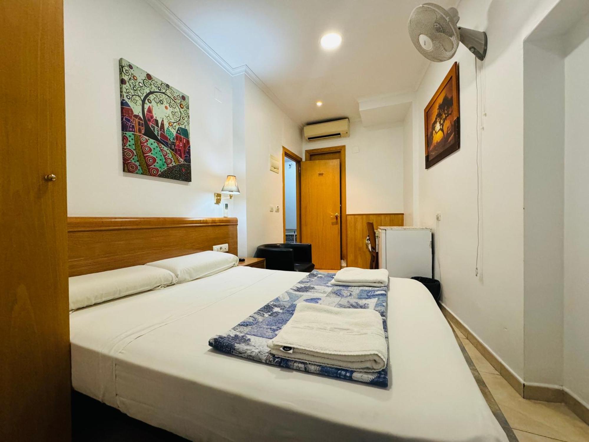 Hostal Mont Thabor Barcelona Exterior photo