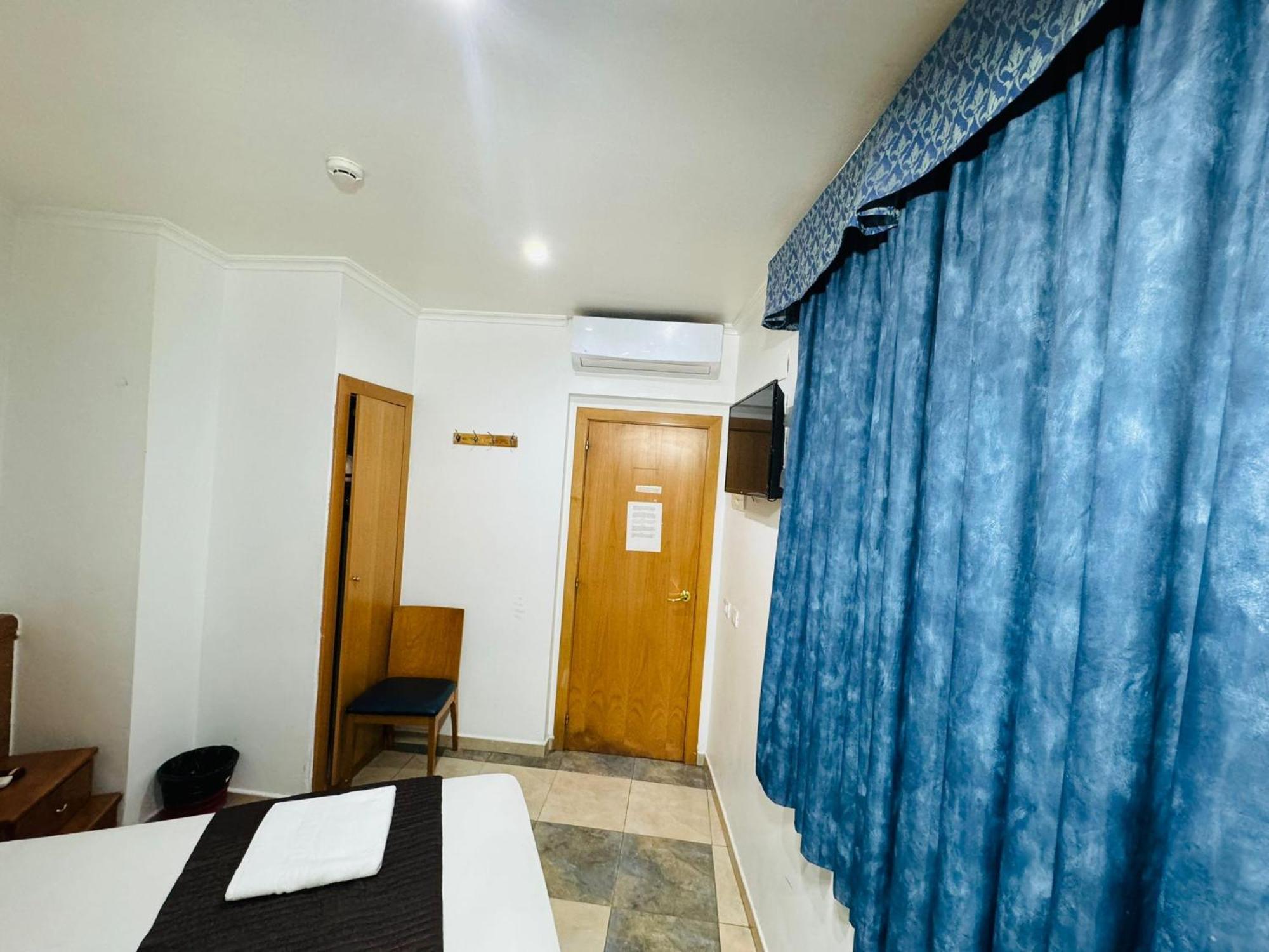 Hostal Mont Thabor Barcelona Exterior photo